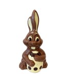 Paashaas met Ei 23 cm – Ingekleurde Belgische Chocolade